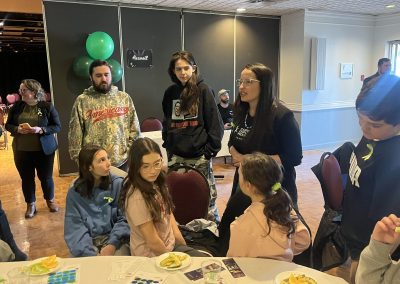 Jeunes et partenaires en discussion lors d’un témoignage de la Bibliothèque vivante.