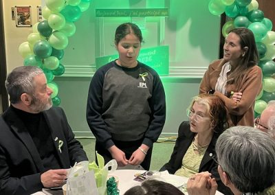 Jeune participante partageant son témoignage lors de l’activité Bibliothèque vivante entourée de partenaires.