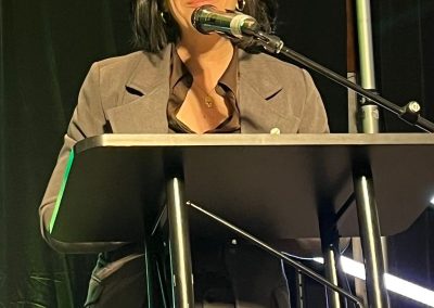 Intervenante prenant la parole au micro lors du Grand lancement des JPS.